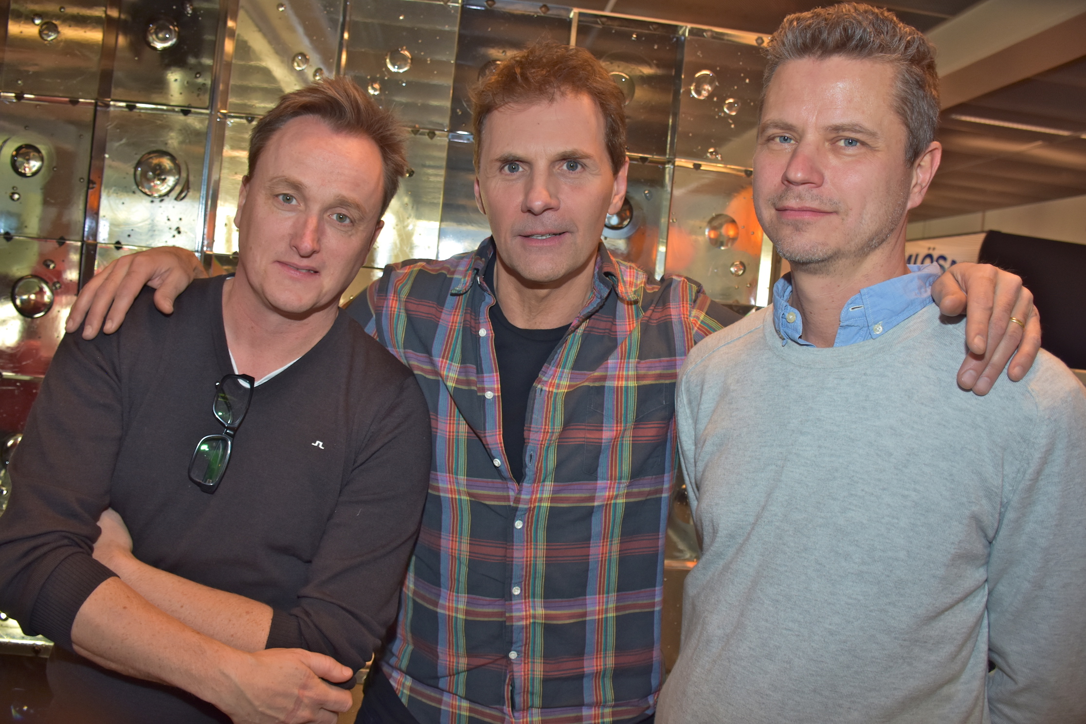 Meters producent Magnus Hagelin, programledaren Micke Leijnegard och SVT's projektledare Anders Wistbacka. 